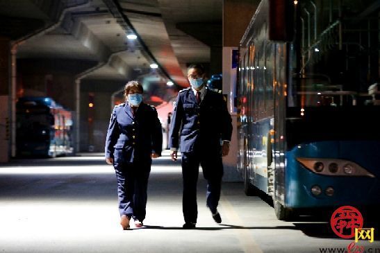 零点公交司机：日复一日 守望城市夜归人