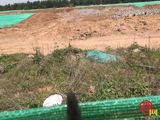 【啄木鸟在行动】工业北路东方沁园南侧附近有渣土防尘网覆盖不全