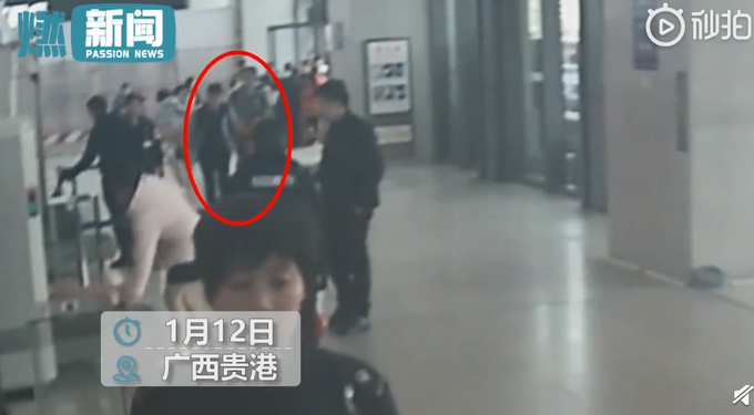 儿子放假每天早早起床做家务，吐槽赖床妈妈：好像放假的是我妈