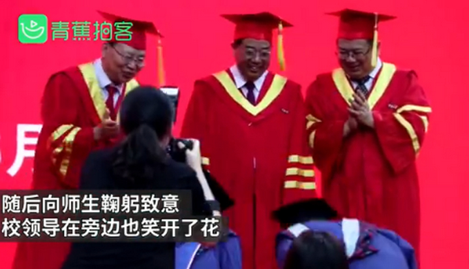 【姨母笑】高校毕业典礼上男生向女友求婚，网友：海豹式鼓掌