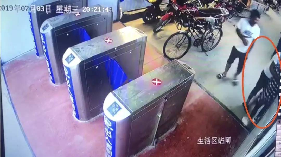 青岛两男子公然猥亵女性并纠集工友袭警，7人被刑拘