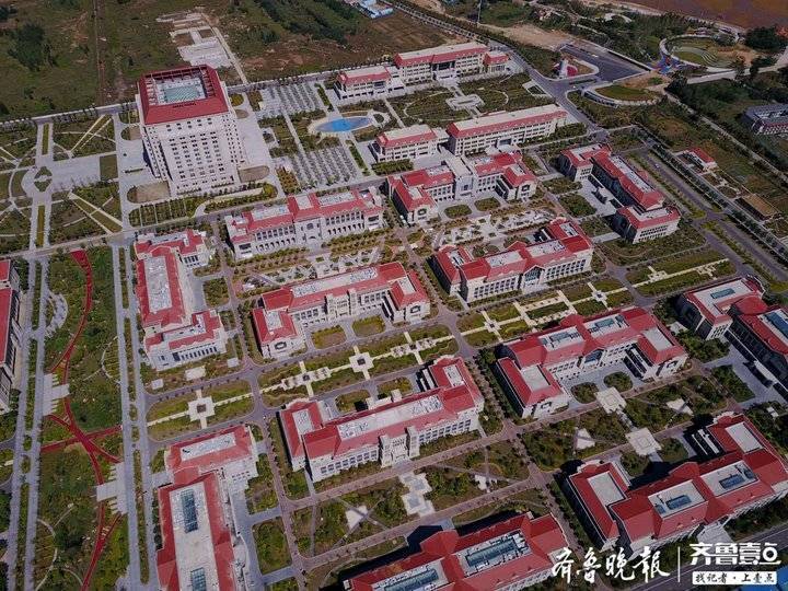 航拍山东大学青岛校区校园，红瓦绿树美如童话世界