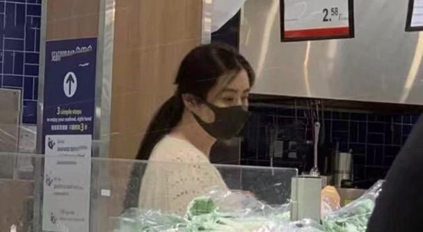 网友超市偶遇王祖贤 身材娇小气质出众不输当年