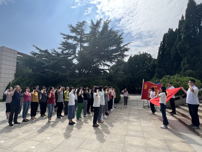 济南燕山中学党员教师追寻红色记忆，重温入党誓词