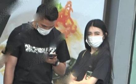 窦骁反手抱女友满眼爱意，何超莲害羞躲男友怀里