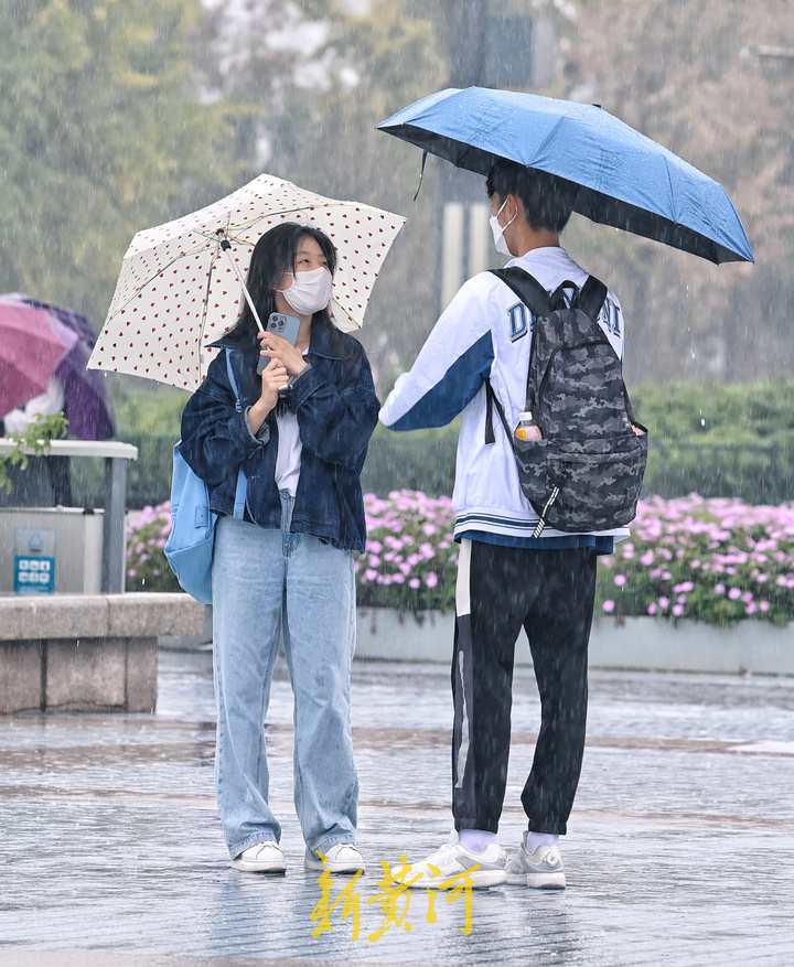 国庆假期首日泉城迎雨，游人雨中漫步泉城广场