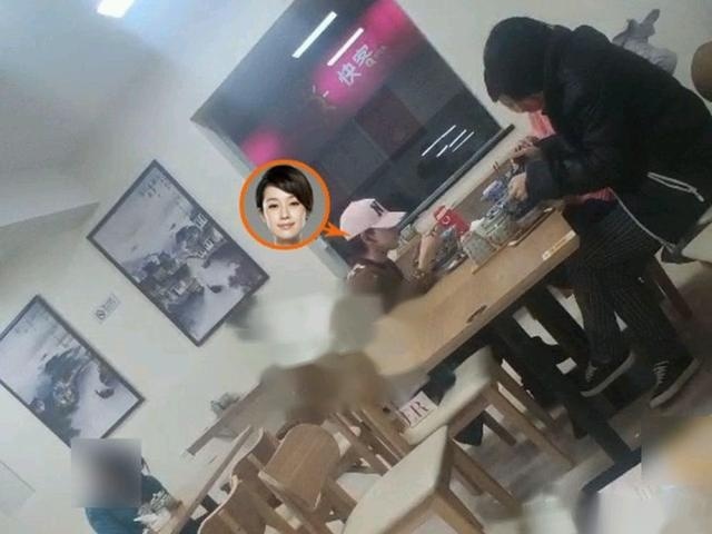 马伊琍街头现身一言不发，携助理路边吃小店太节俭