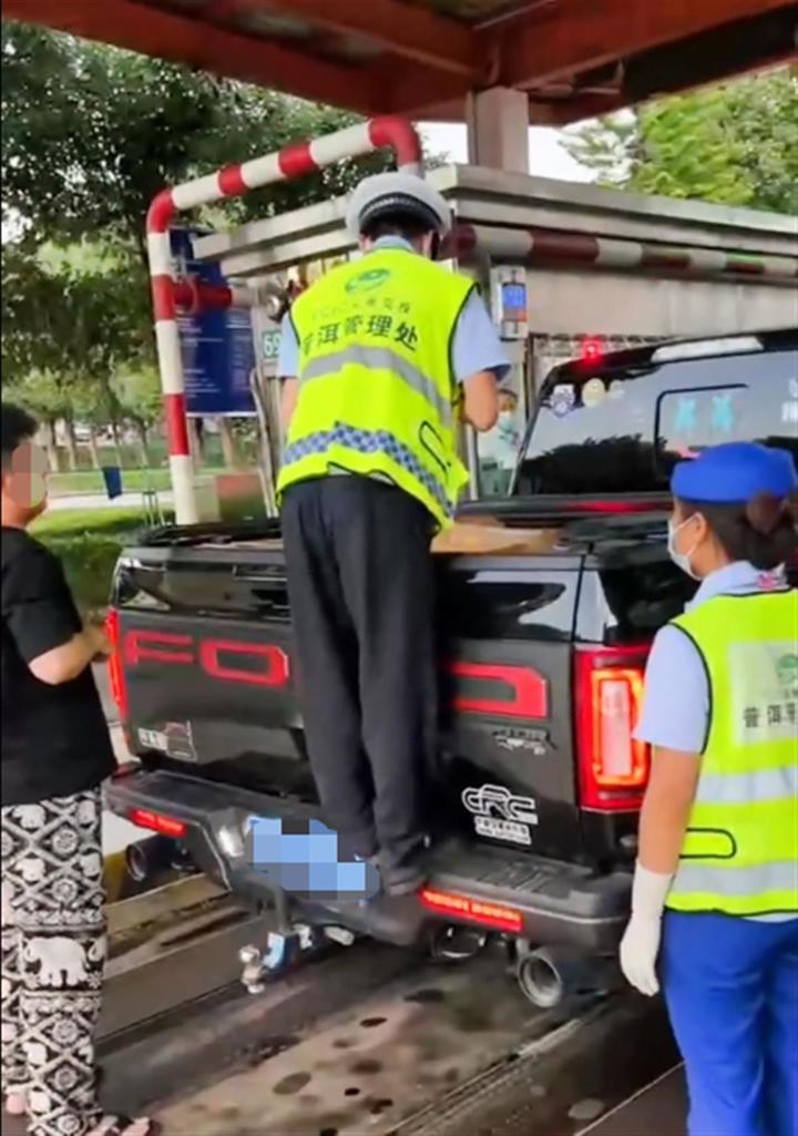 自驾游男子为省1800元过路费拉12箱芒果走绿通，官方回应