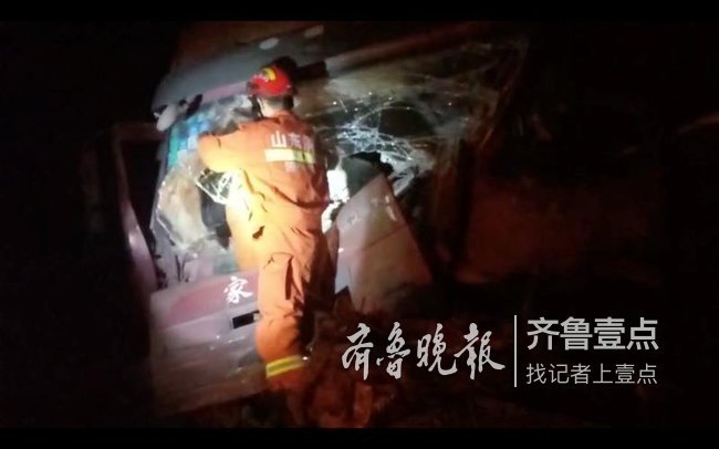 济宁：货车追尾驾驶员被困，消防紧急救援