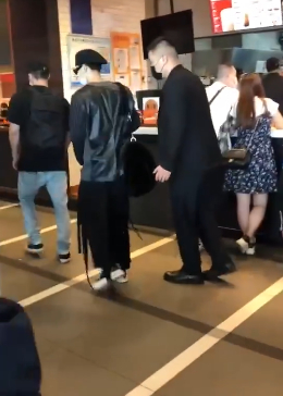 热心市民王嘉尔！帮路过小宝宝提裙子肩带