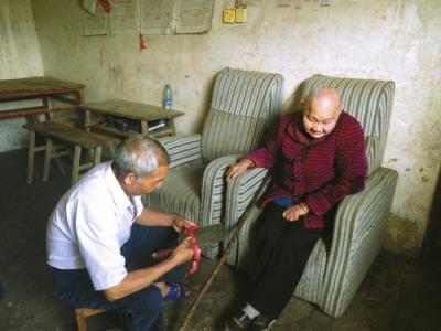 73岁老人照顾96岁失明母亲：她养我小，我养她老