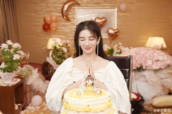 黄奕晒44岁庆生照上热搜是怎么回事？到底发生了什么？