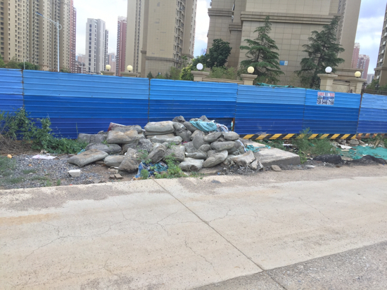 【啄木鸟在行动】凤凰国际小区东门附近渣土覆盖不全