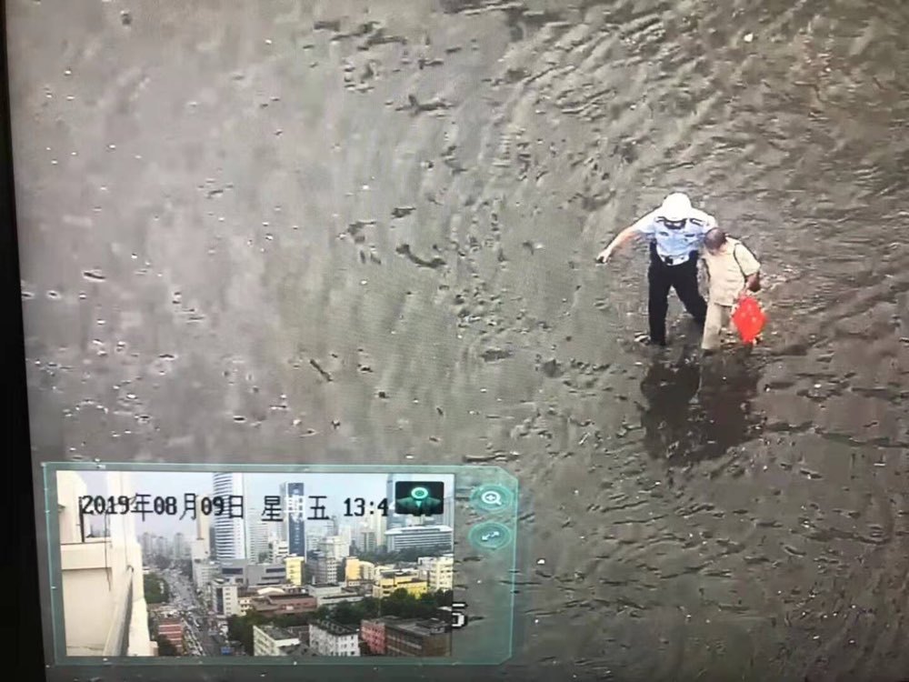 突迎局地强降雨 济南交警启动恶劣天气应急预案