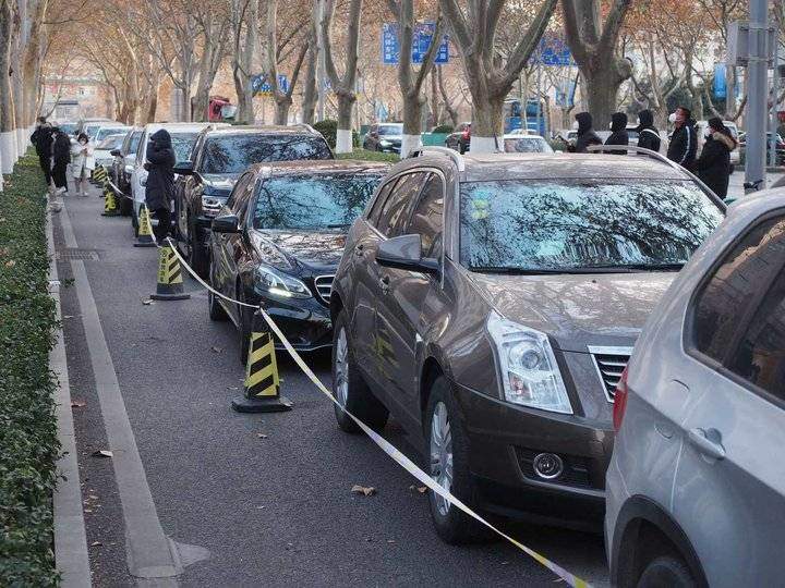 济南数千名艺考生冒寒风考试，家长开车陪考不熄火保温