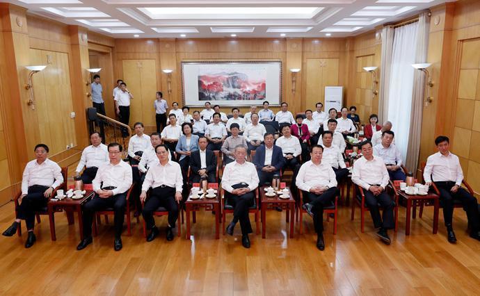 全省干部群众认真收听收看庆祝中华人民共和国成立70周年大会和阅兵式群众游行实况