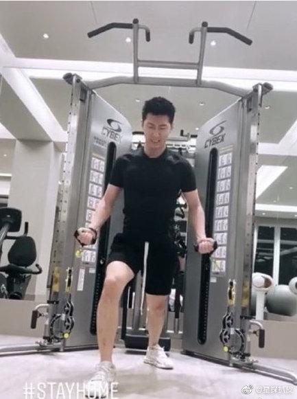 窦骁反手抱女友满眼爱意，何超莲害羞躲男友怀里