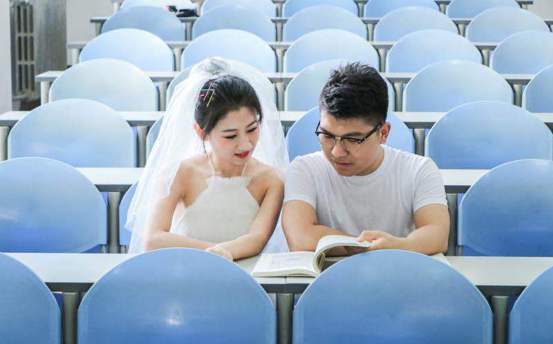 记录幸福瞬间：情侣毕业四年重返母校拍婚纱照