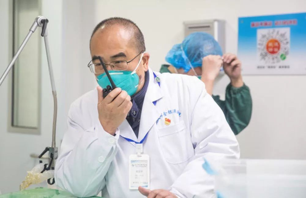 拼渐冻生命 与疫魔竞速——记疫情“风暴眼”中武汉金银潭医院院长张定宇