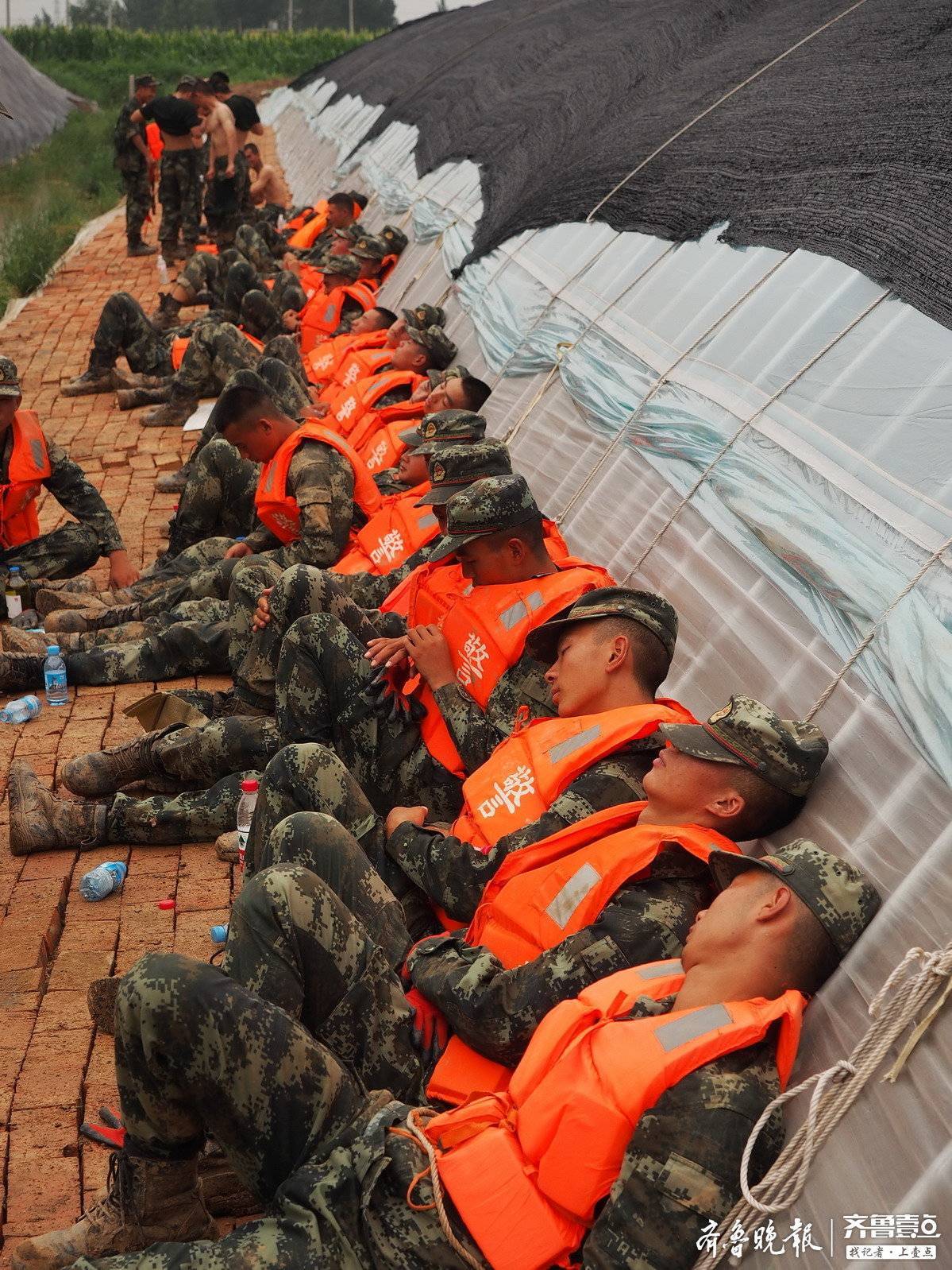 致敬！这是潍坊寿光张僧河抢险救援现场最甜的睡眠
