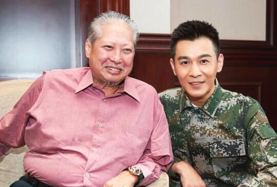 67岁洪金宝近照曝光，须发皆白拄拐亮相，昔日功夫巨星如今这样了