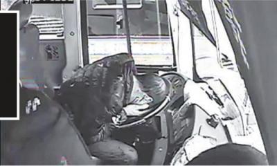 驾驶室上演全武行？售票员非法上客遭拒暴怒 挥杯砸向司机
