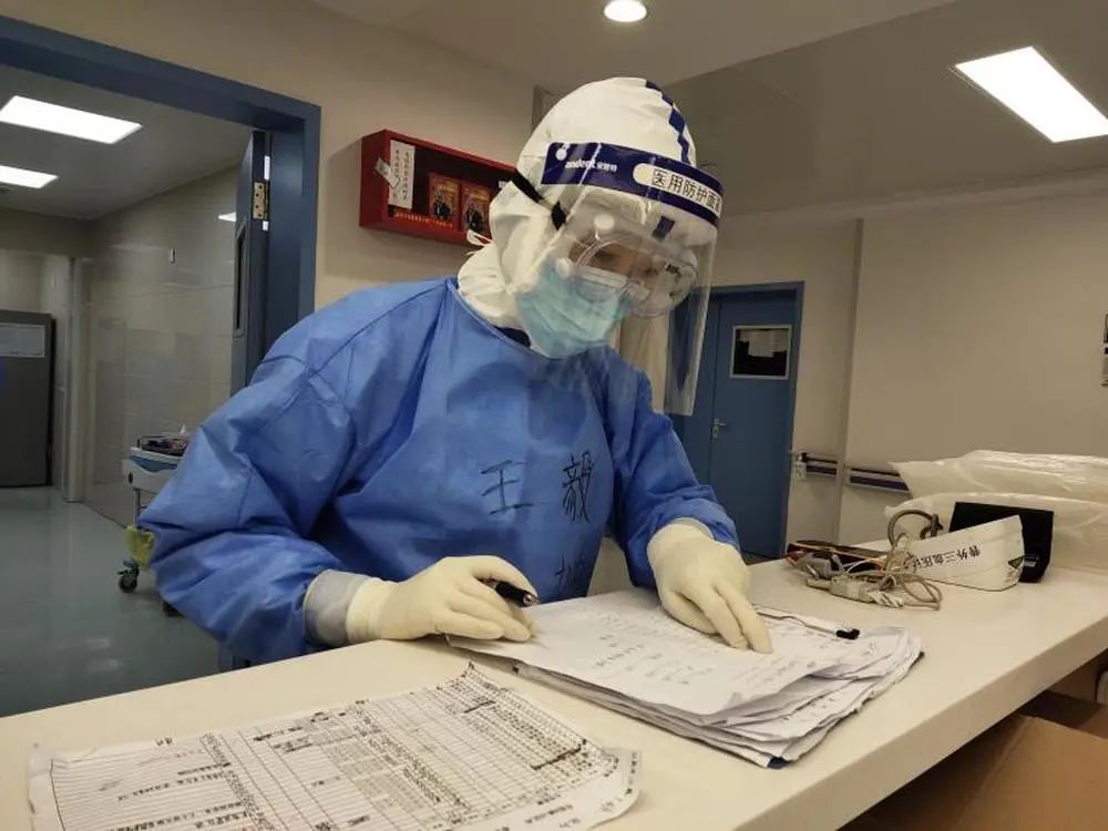 她们看见医生，却把脸背了过去！真相让人很是感慨