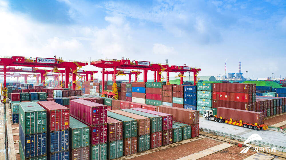 港口雄开万里流｜山东港口日照港打造全球首个顺岸开放式全自动化集装箱码头