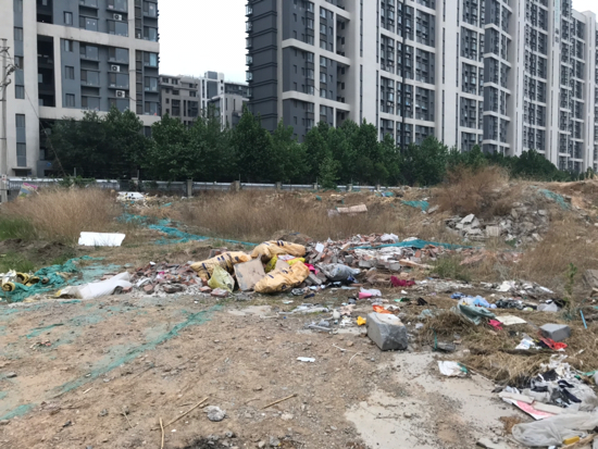 啄木鸟在行动：舜华北路和花园东路交叉口以西建筑垃圾裸露
