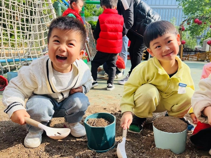 体验耕耘的快乐！历下区十亩园幼儿园萌娃这样过“五一”