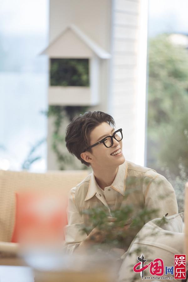 《朋友请听好》何炅现场教阿拉伯语 谢娜易烊千玺斗舞