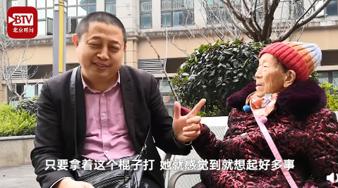 暖暖的！儿子被86岁母亲拍打，却笑着说:45岁能被妈妈打是很幸福的
