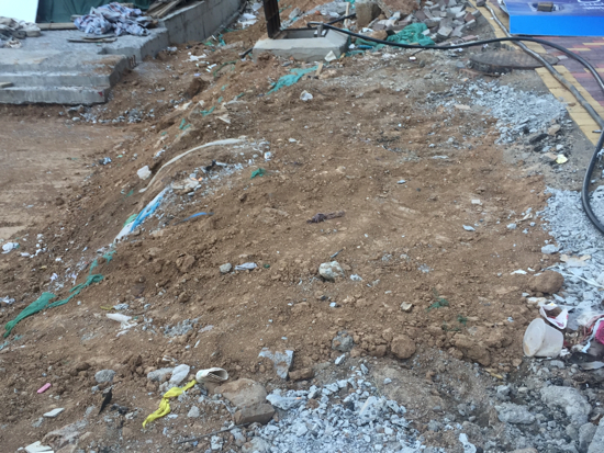 【啄木鸟在行动】奥体西路工业南路交汇处南100米路东围档内有渣土裸露