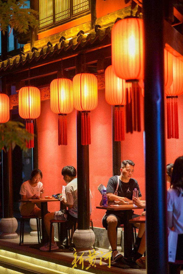 美食街元气满满 喧嚣热闹回归