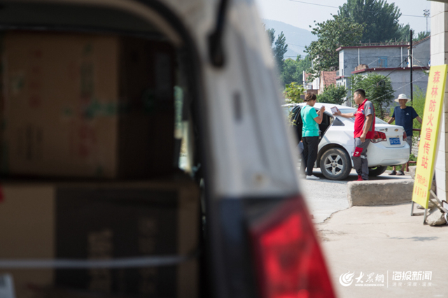 35℃下的快递小哥：每天一百个件，跑200公里