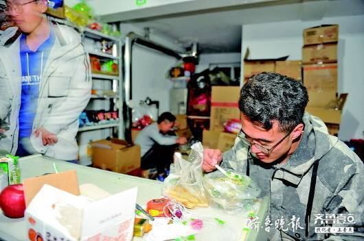 白天学习晚上创业！济南一名21岁小伙校园送零食玩起新零售