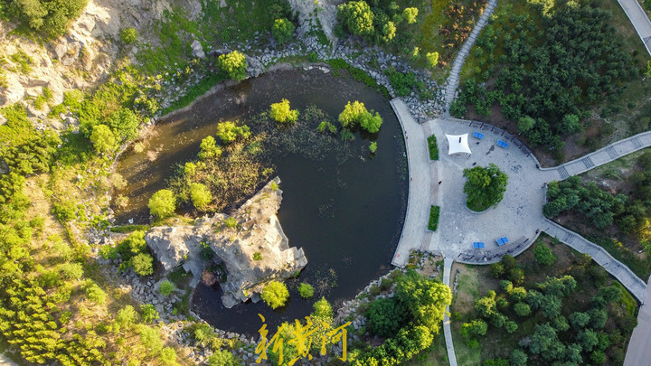 废弃矿坑蓄水绿化 变身山水林画卷