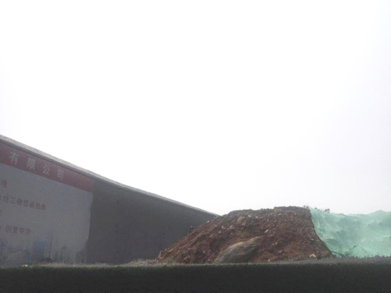 【啄木鸟在行动】二环东路与解放路交汇处西南角渣土覆盖不全