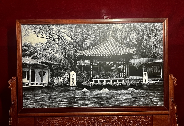 以瓷为“纸”，以刀代“笔” 七旬老人雕刻瓷盘上的济南美景