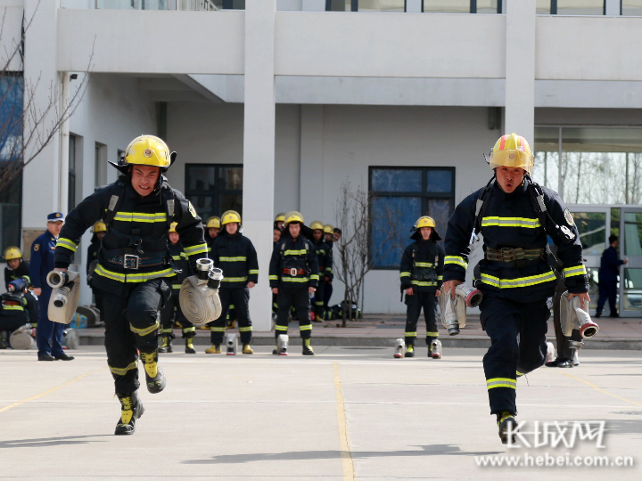 河北秦皇岛：400余名消防员体能对抗 检验练兵成效