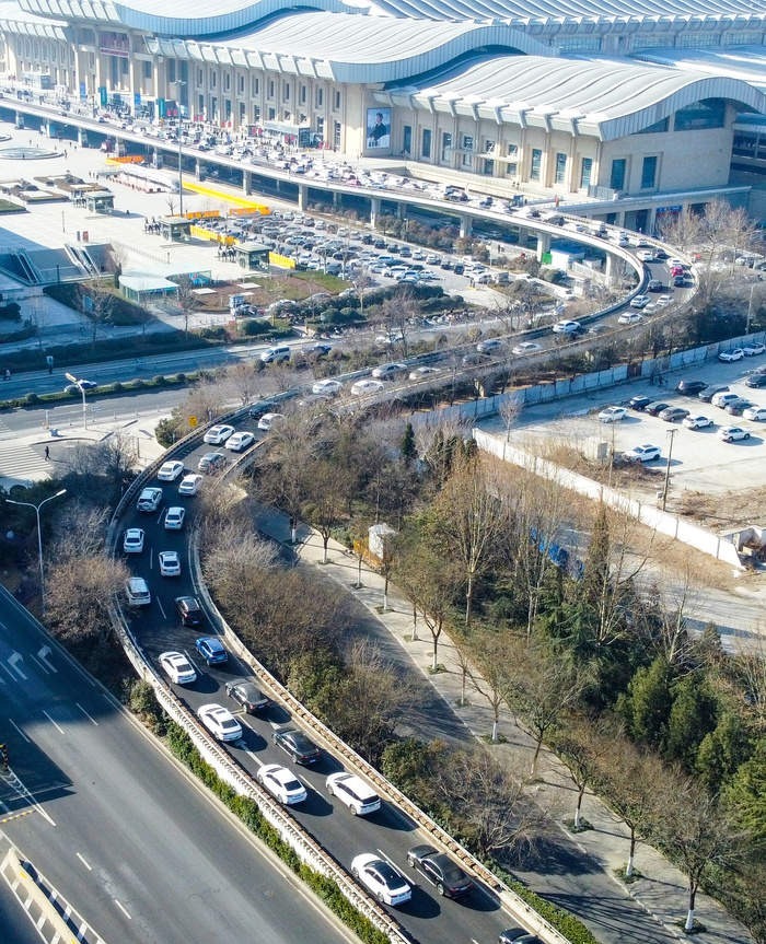 送站车辆排长龙 返程高峰将持续到元宵节