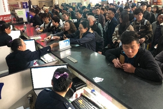 济南广场汽车站“五一”客流高峰开启