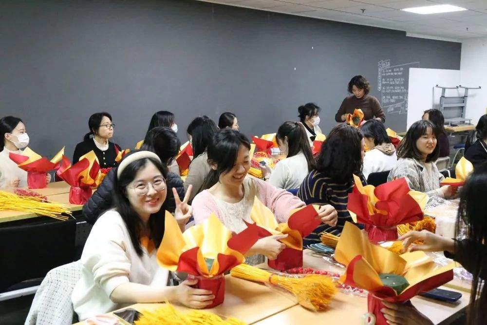 夜校成为年轻人的“市内桃源”，记者也去听了几门课