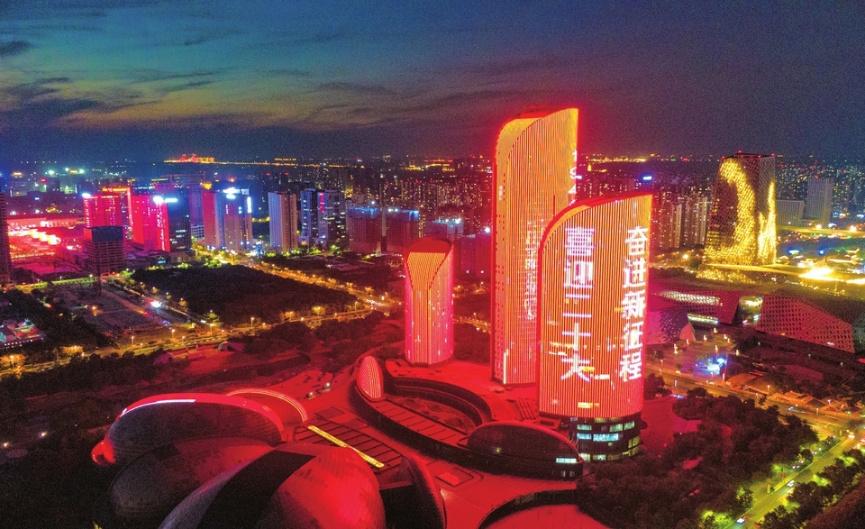 济南：国庆氛围浓 最爱中国红