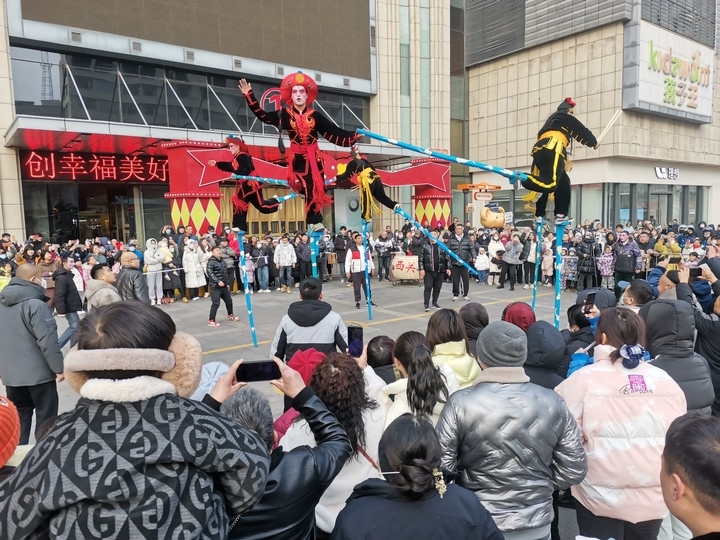 年味渐浓 民俗高跷踩起来