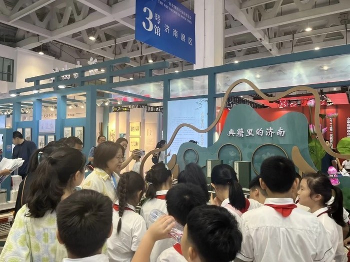 思政课走进书博会 中小学生现场感受“书香中华”