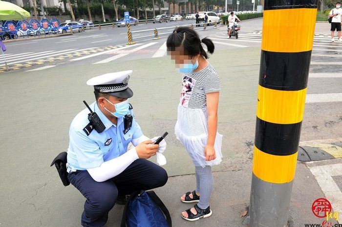 机智女孩与家人走散向“警察蜀黍”求助 济南交警耐心守护