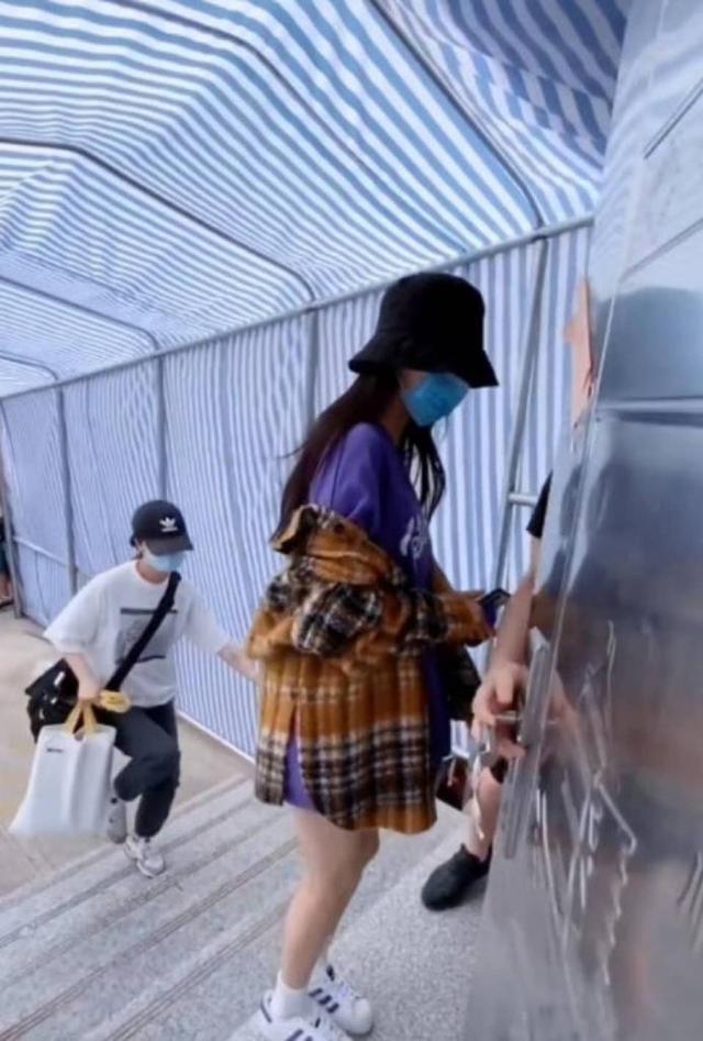 章子怡发文斥代拍|热搜第一!章子怡发文斥代拍说了什么?林更新评论区八个字尽显暴脾气