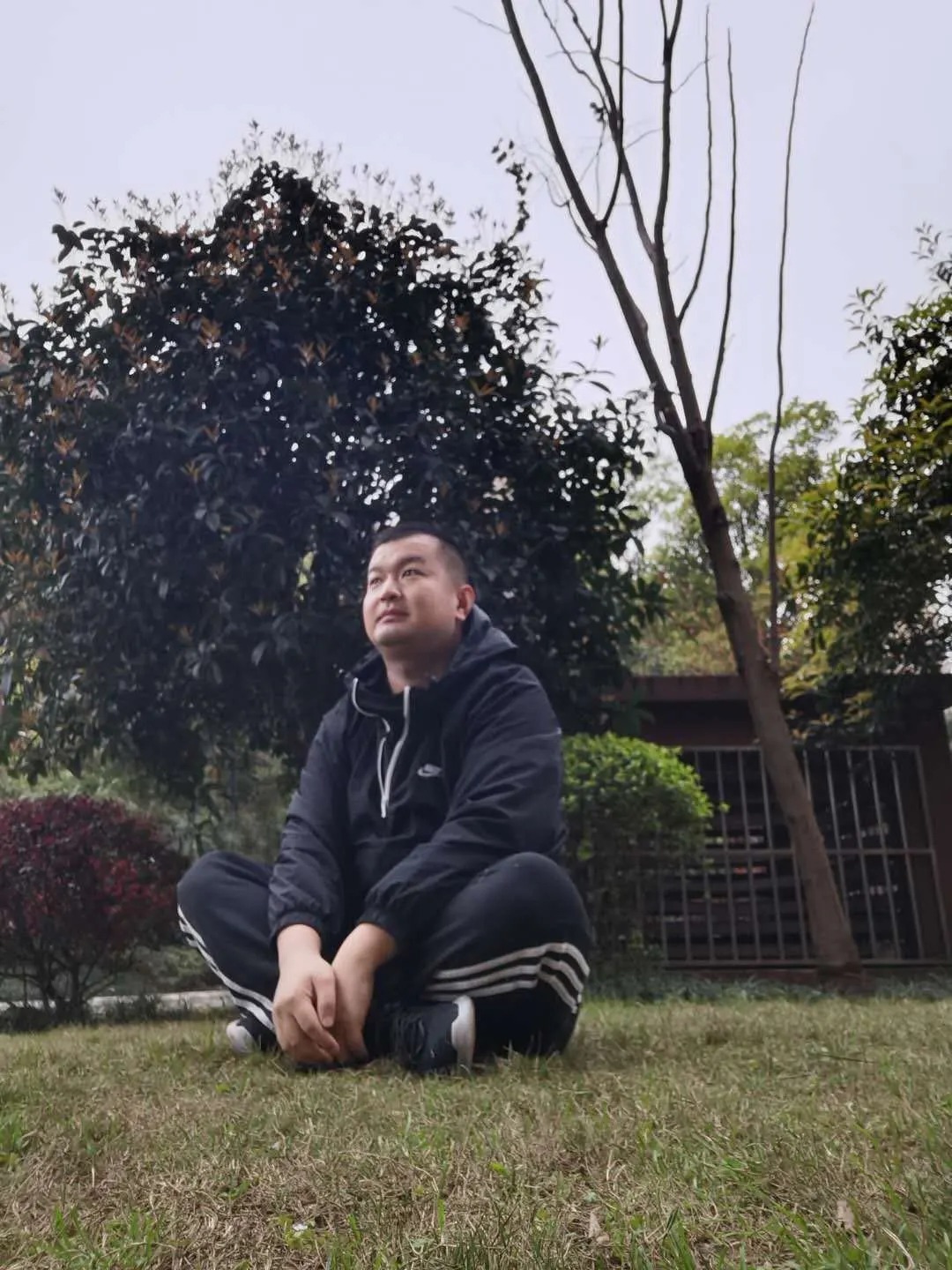 隔空照丨那个不让记者播自己姓名的90后，和妈妈同框啦！