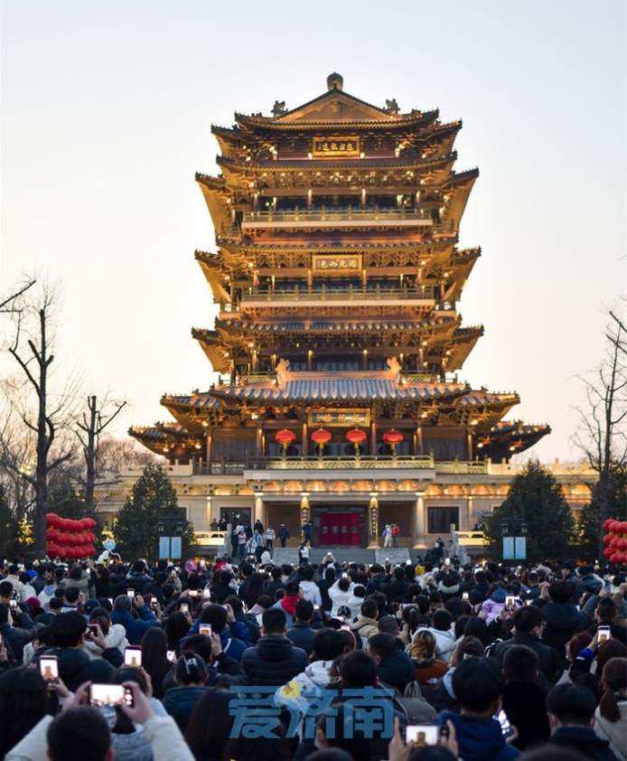 超然楼灯一亮，DNA就动了！上千人齐聚大明湖畔观赏亮灯瞬间